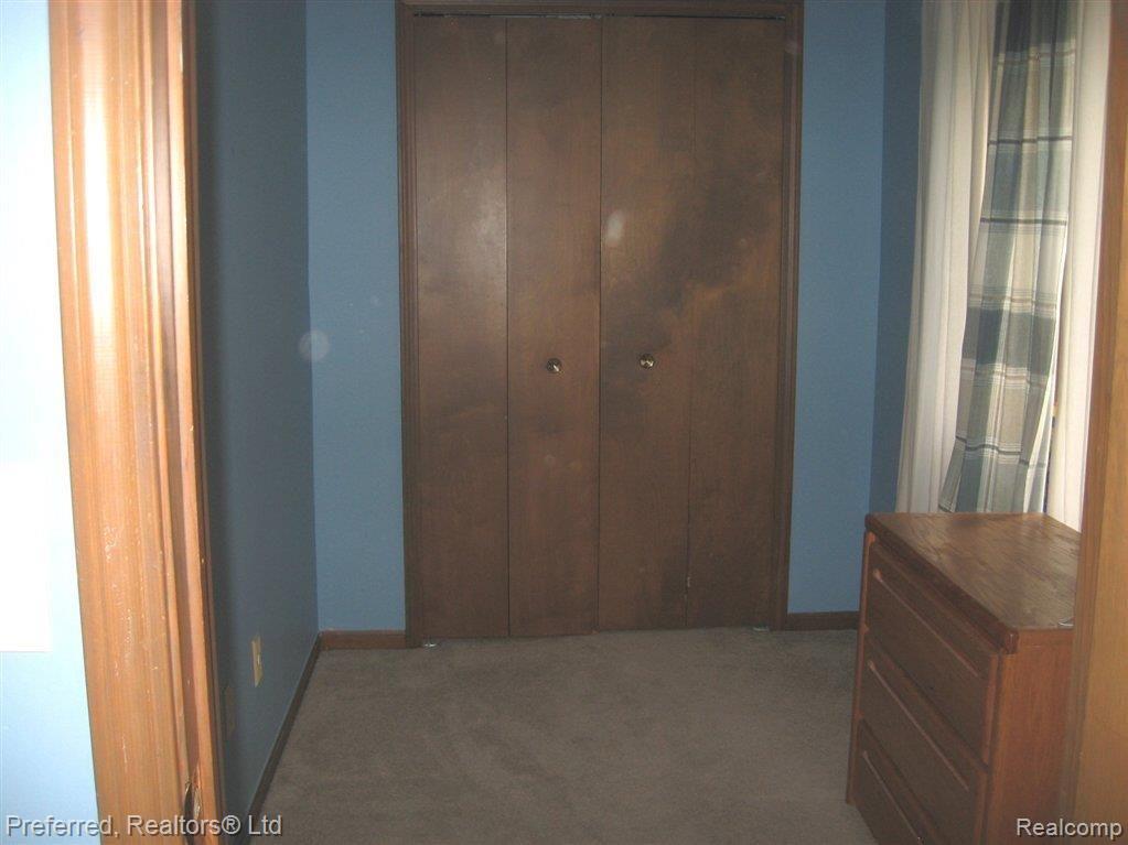 373 Shellbourne Drive Rochester, MI 48309 - Photo 19 of 25 Bedroom 4 studydressing area.jpg