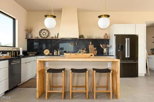 a kitchen that has a lot of cabinets in it