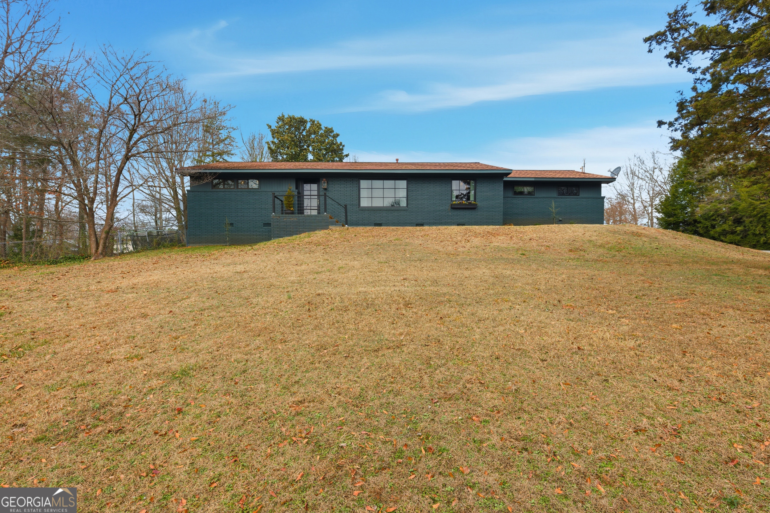 a view of a outdoor space in front of a house