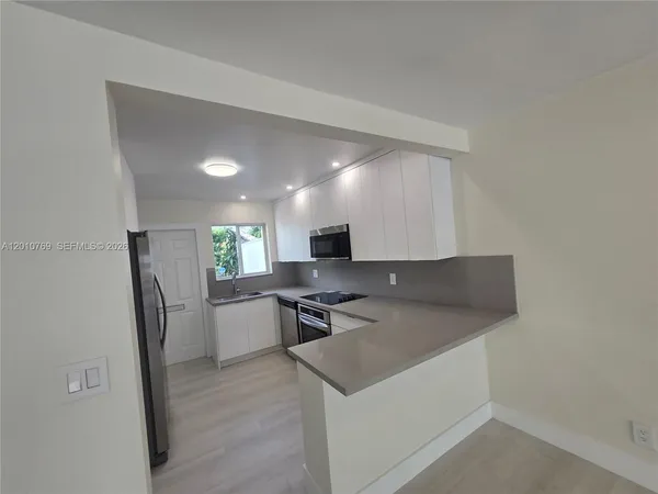 $6,000 | 834 Raymond Street, Miami Beach, FL 33141