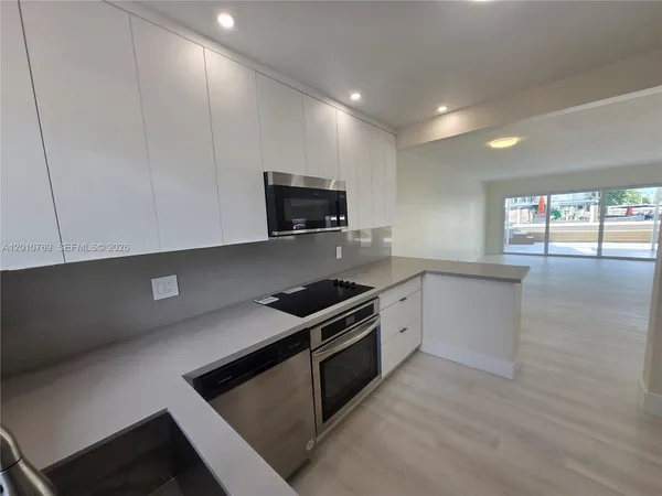 $6,000 | 834 Raymond Street, Miami Beach, FL 33141