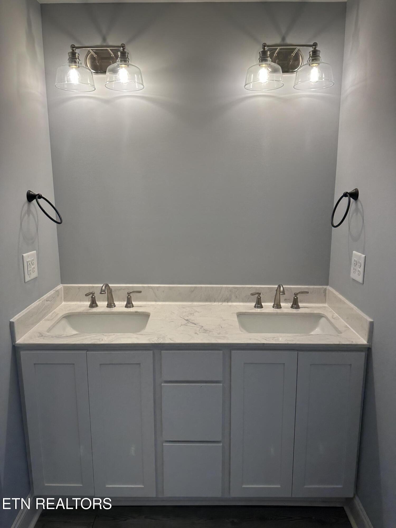 540 Henderson Road, Unit 26 Pigeon Forge, TN 37862 - Photo 23 of 41 Primary Bathroom