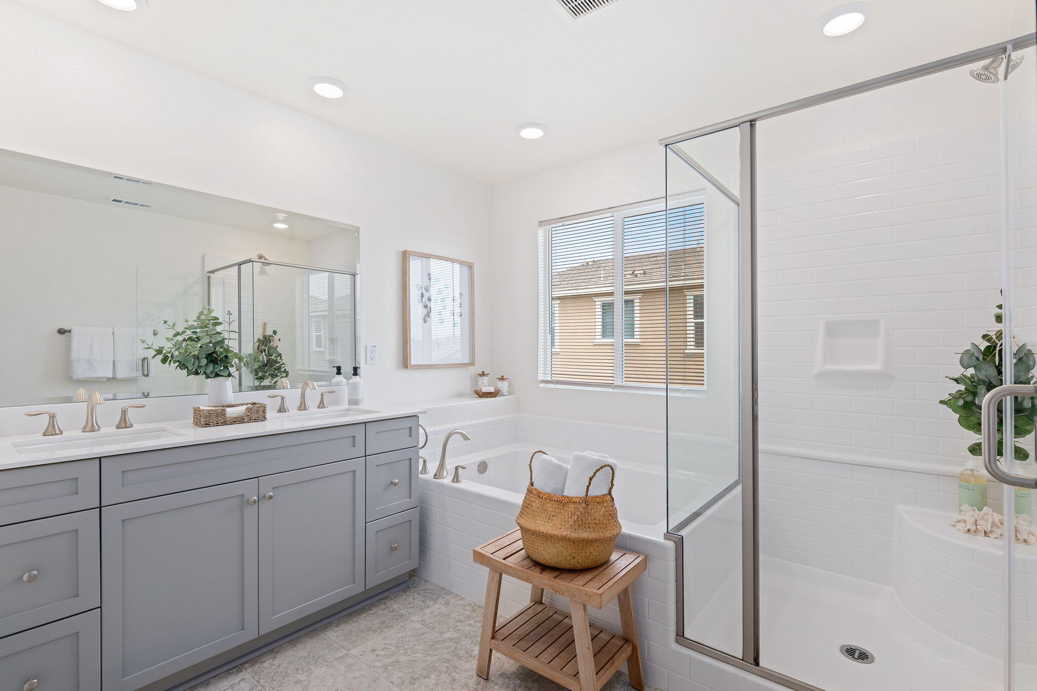 2171 Moro Way Santa Paula, CA 93060 - Photo 21 of 57 24 - Primary Bathroom