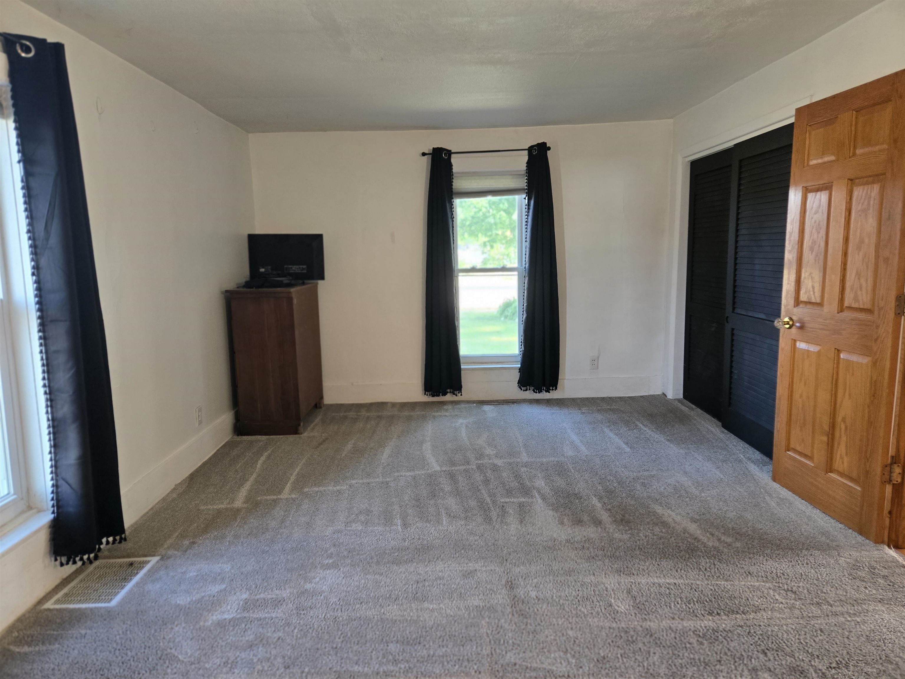 732 West 2nd Street Byron, IL 61010 - Photo 10 of 22 an empty room with windows and closet