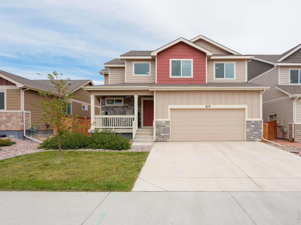 This home looks brand new- inside and out!