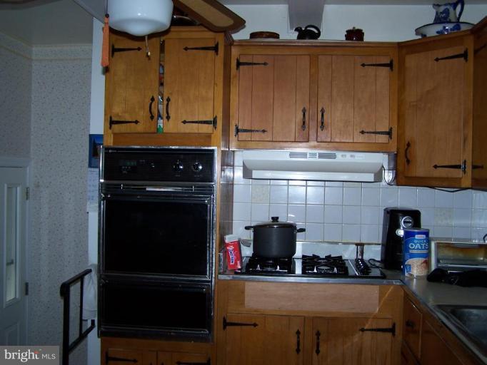 9133 Covered Bridge Road Parkville, MD 21234 - Photo 5 of 16 Kitchen