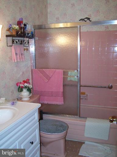 9133 Covered Bridge Road Parkville, MD 21234 - Photo 8 of 16 Hall Full Bathroom