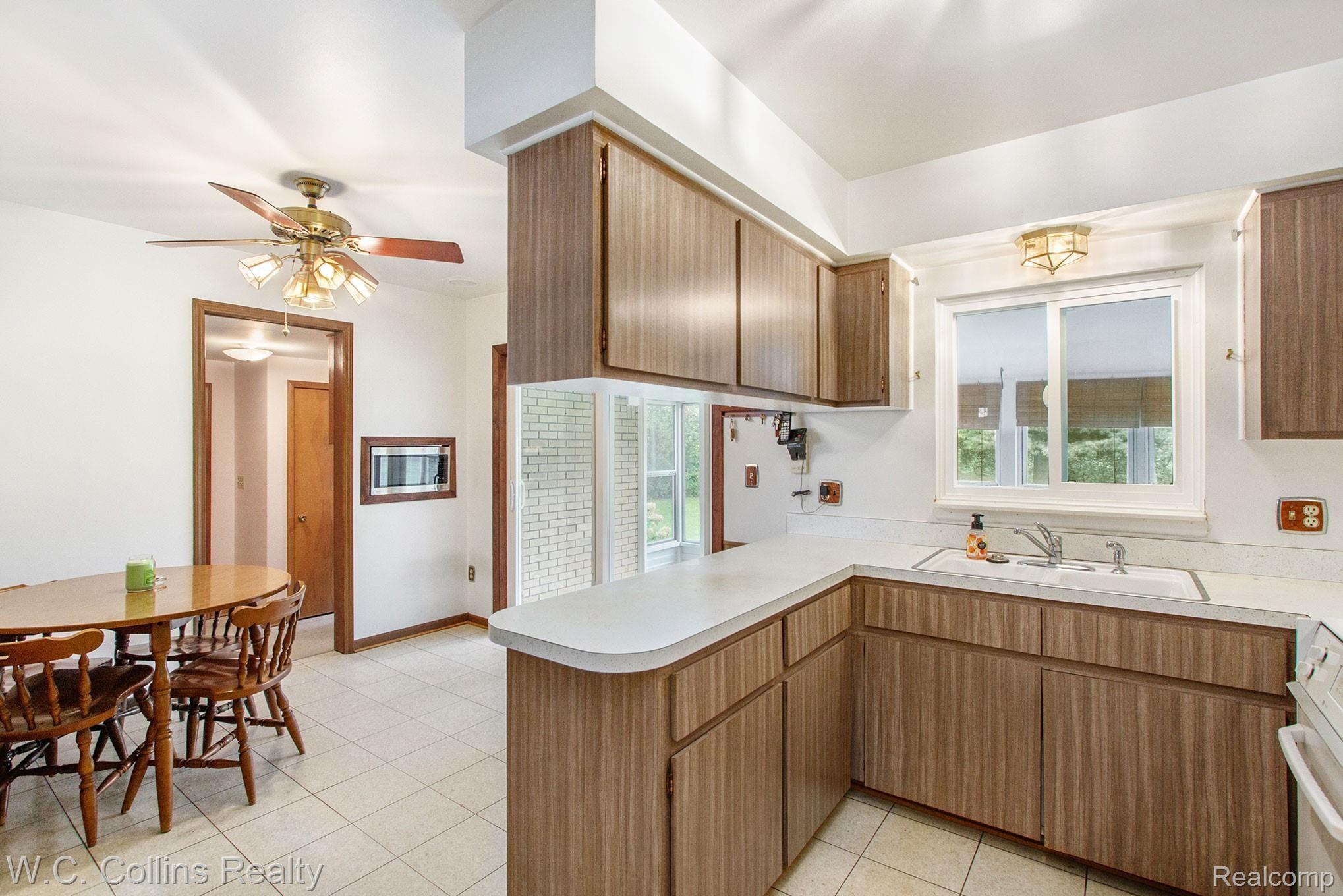 6 Kitchen.jpg
