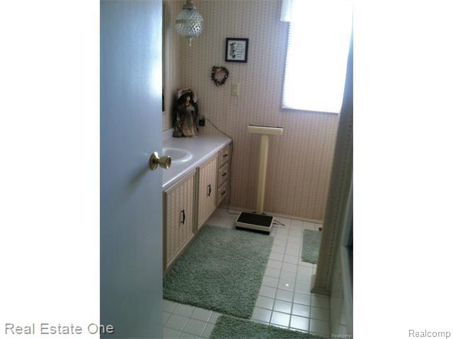 58515 Travis Road New Hudson, MI 48165 - Photo 7 of 8 TRAVIS FULL BATH.jpg