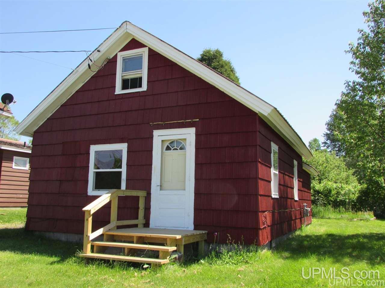 113 West Fall Street L'Anse, MI 49946 - Photo 1 of 17