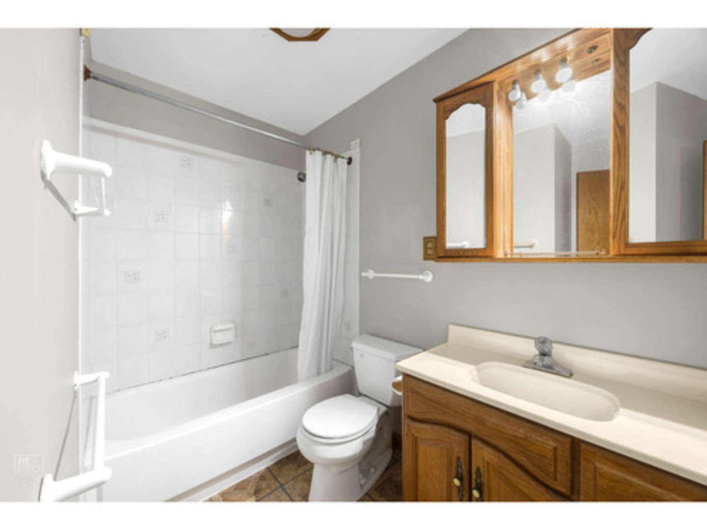 769 Penrith Avenue Elk Grove Village, IL 60007 - Photo 3 of 10 a bathroom with a sink a toilet and shower