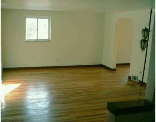 971 McNeilly Road Mt. Lebanon, PA 15226 - Photo 2 of 8 Living Room.