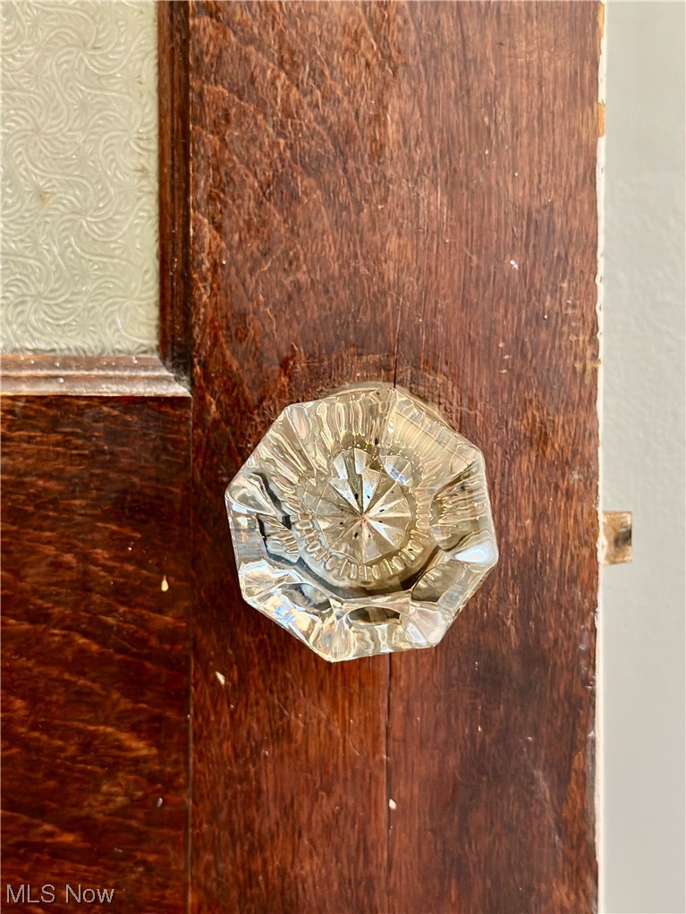 2469 Overlook Road, Unit 3 Cleveland, OH 44106 - Photo 17 of 35 Ooooo! Glass door knob!
