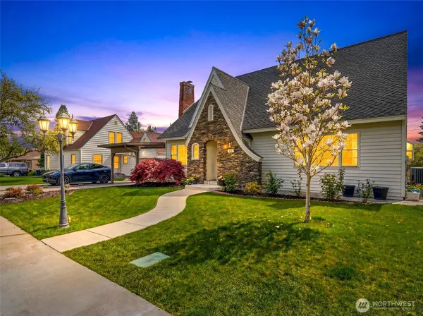 a view of a house with a big yard