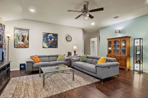 $285,000 | 125 Beth Ann Loop, Taylor, TX 76574