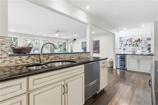 $975,000 | 10585 West 157th Terrace, Overland Park, KS 66221