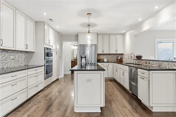 $975,000 | 10585 West 157th Terrace, Overland Park, KS 66221