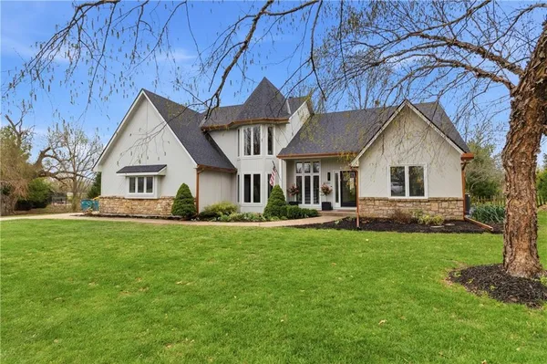 $975,000 | 10585 West 157th Terrace, Overland Park, KS 66221