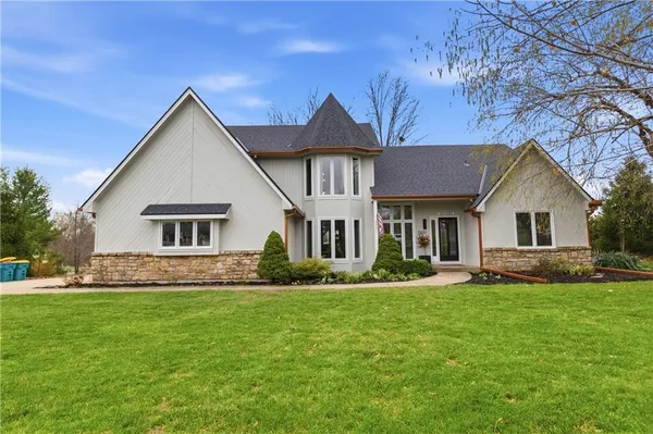 $975,000 | 10585 West 157th Terrace, Overland Park, KS 66221