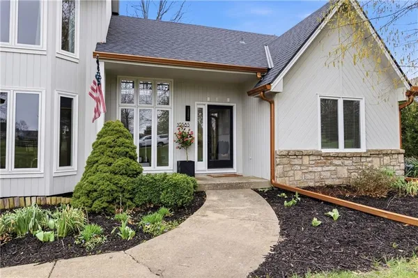 $975,000 | 10585 West 157th Terrace, Overland Park, KS 66221