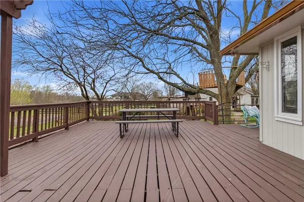 $975,000 | 10585 West 157th Terrace, Overland Park, KS 66221