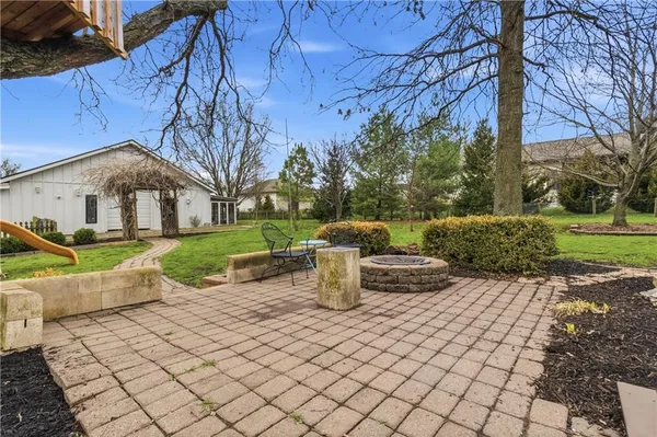 $975,000 | 10585 West 157th Terrace, Overland Park, KS 66221