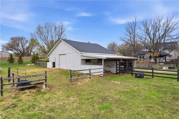 $975,000 | 10585 West 157th Terrace, Overland Park, KS 66221