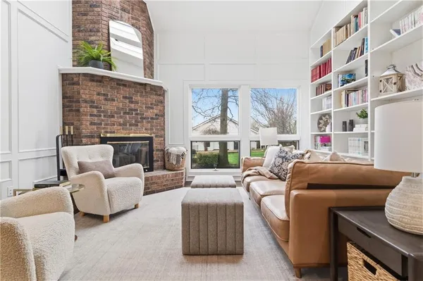 $975,000 | 10585 West 157th Terrace, Overland Park, KS 66221