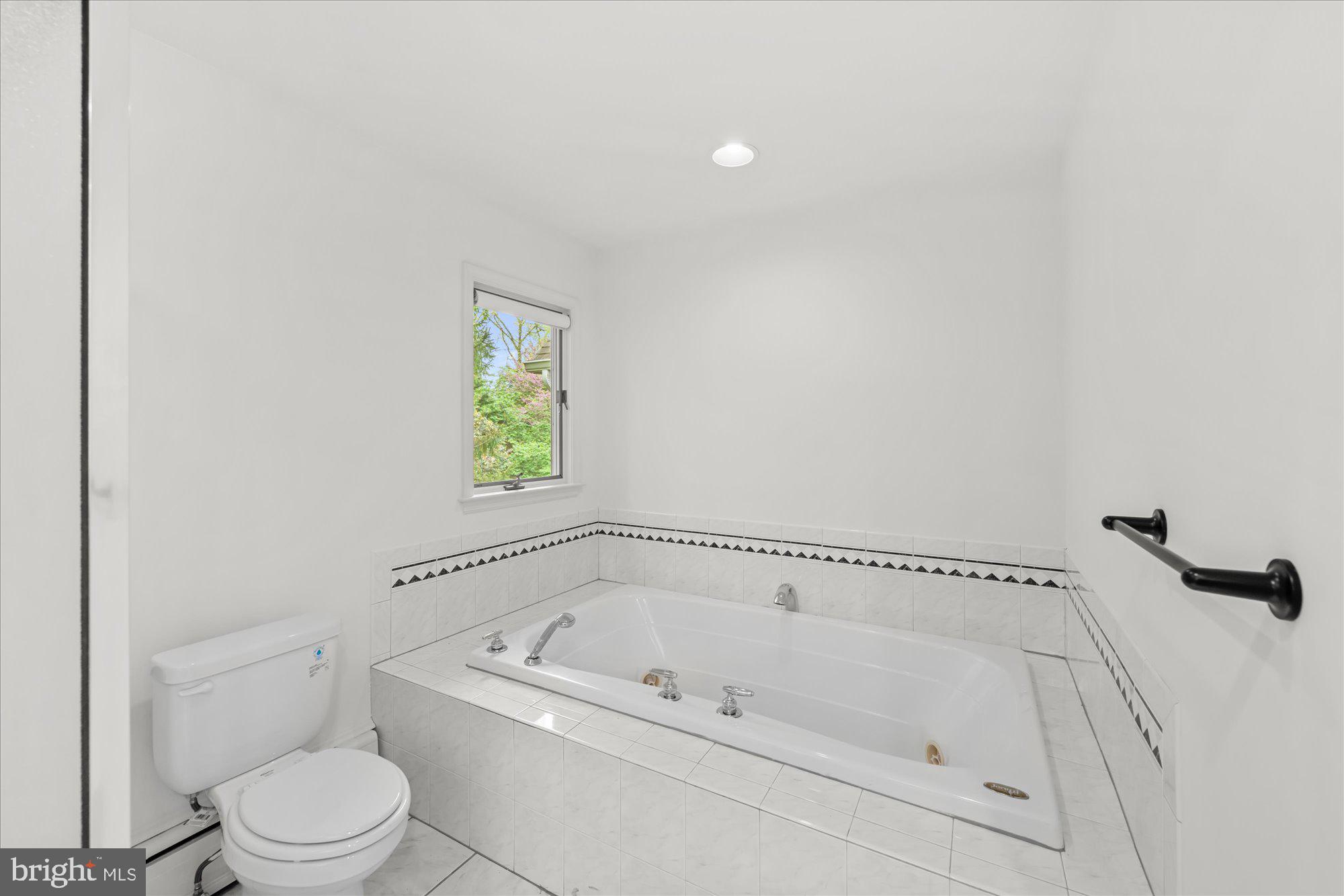 6013 Selvyn Road Bethesda, MD 20817 - Photo 29 of 54 Soaking tub too!
