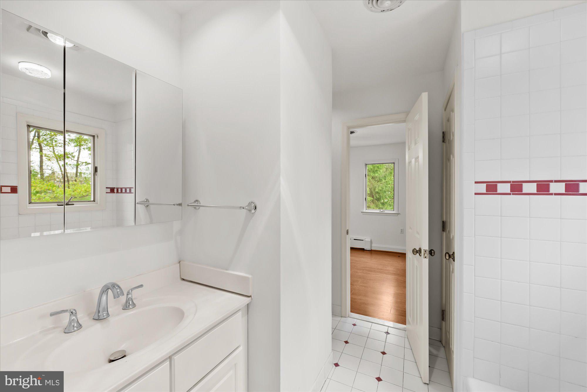 6013 Selvyn Road Bethesda, MD 20817 - Photo 32 of 54 Jack and Jill bath w/tub connects BR3 and BR4
