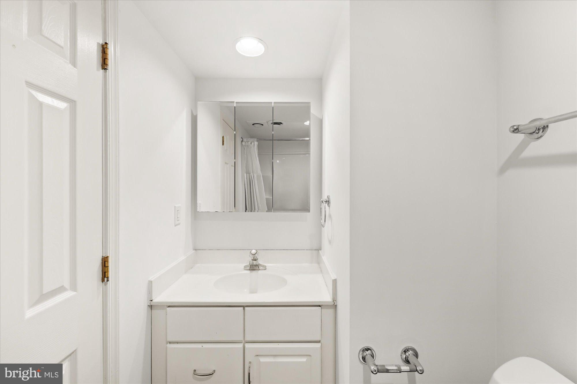 6013 Selvyn Road Bethesda, MD 20817 - Photo 40 of 54 Full bath with tub