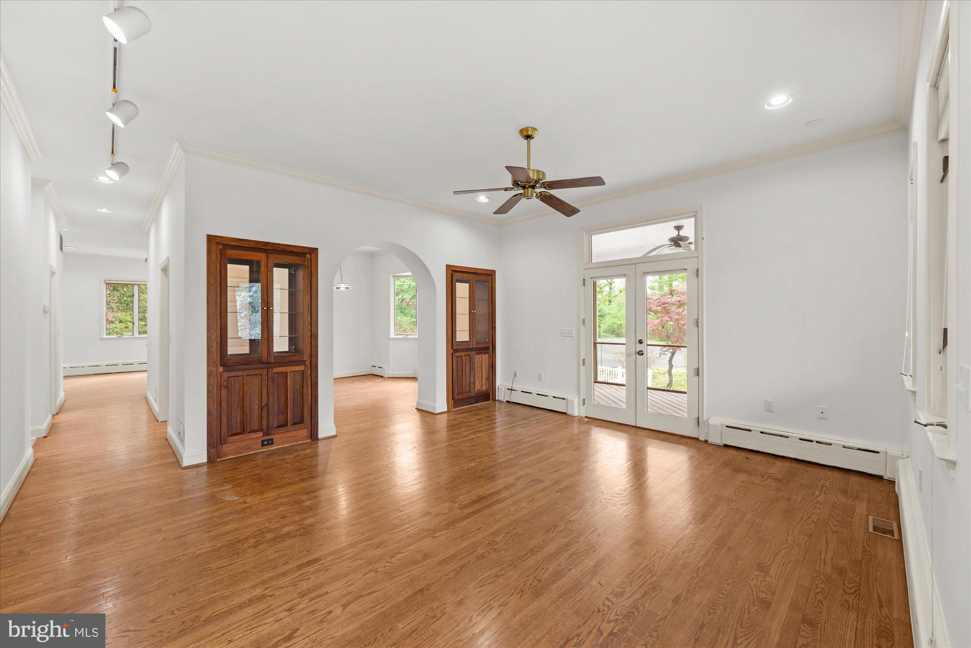 6013 Selvyn Road Bethesda, MD 20817 - Photo 4 of 54 Expansive living room
