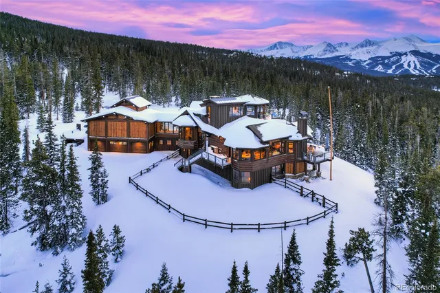 a view of a back yard