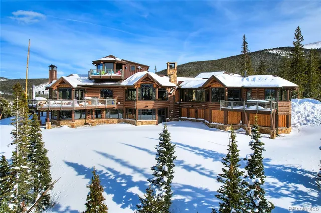 a view of entryway with a rug