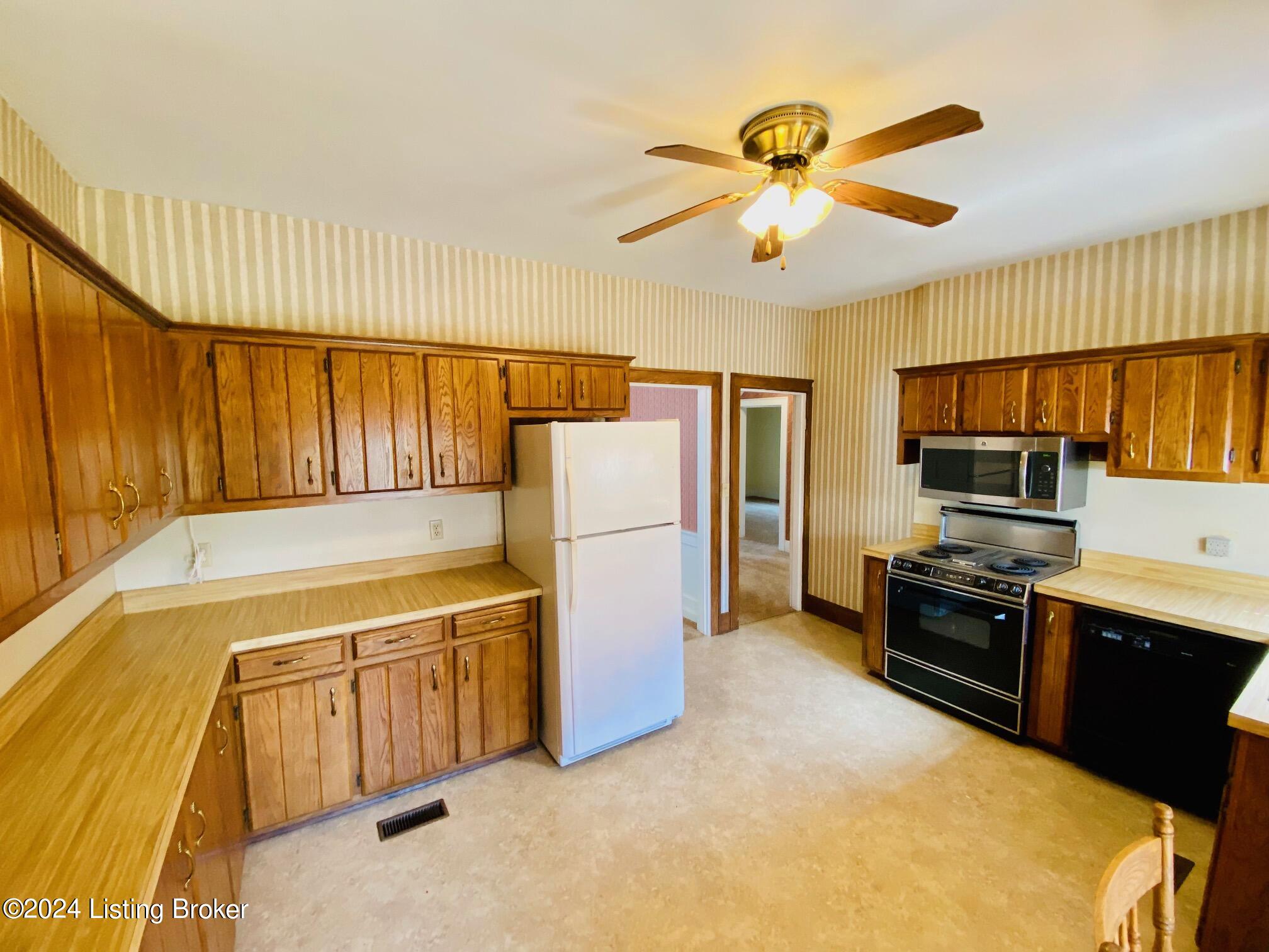 312 West Main Street Springfield, KY 40069 - Photo 4 of 29 004_Kitchen