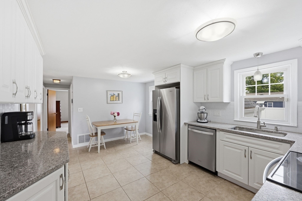 271 Wildermere Street Chicopee, MA 01020 - Photo 10 of 41