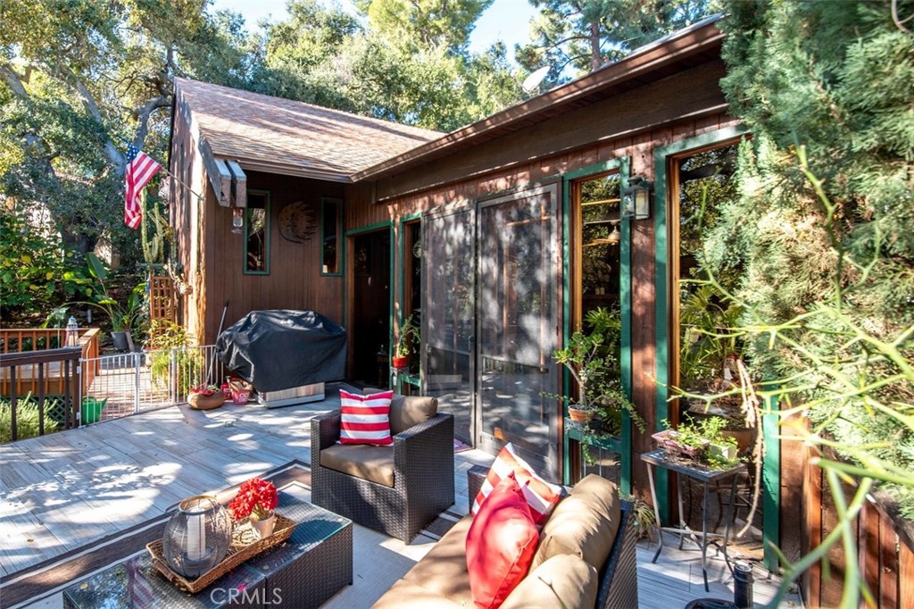 3001 Edmonton Road Glendale, CA 91206 - Photo 61 of 75 a view of living room with patio furniture and garden
