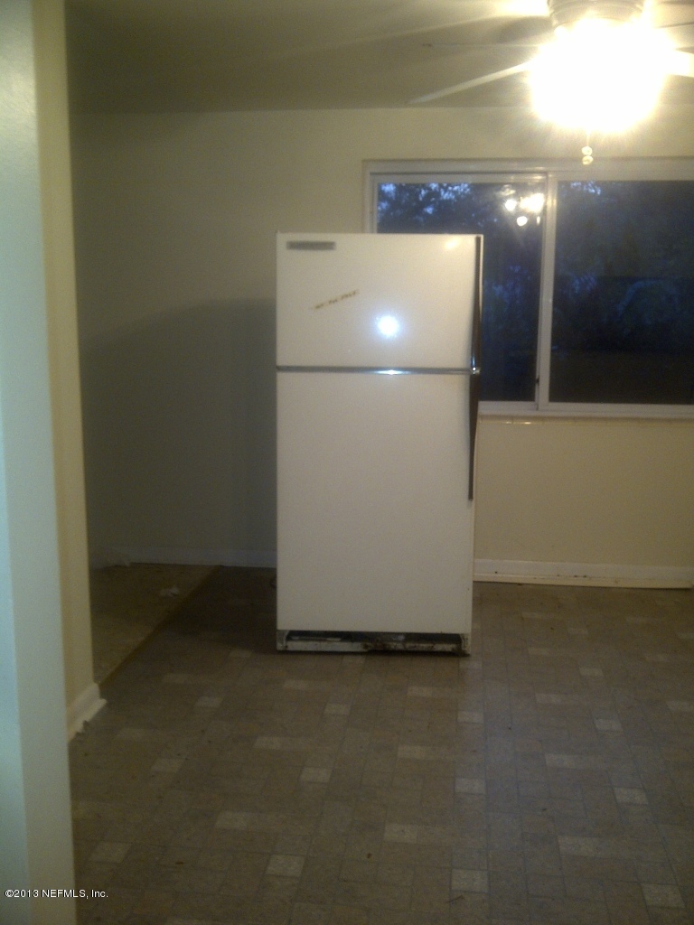 5009 Spring Glen Road Jacksonville, FL 32207 - Photo 11 of 16 a view of a room with a projector