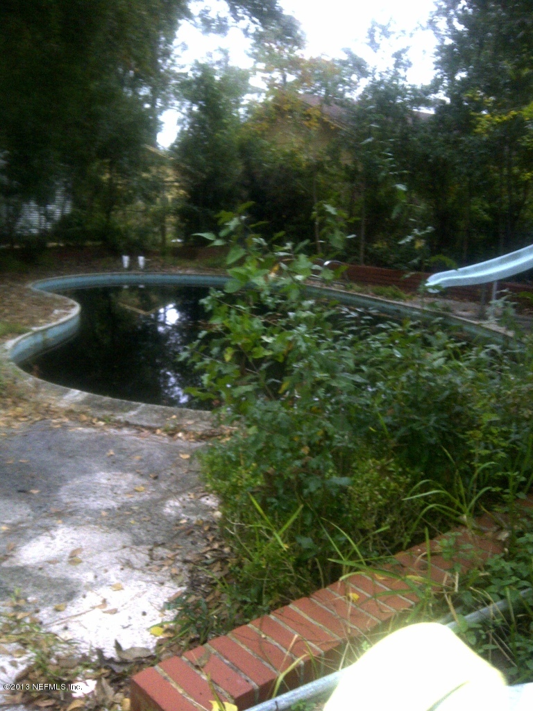 5009 Spring Glen Road Jacksonville, FL 32207 - Photo 3 of 16 a view of a pathway of a yard