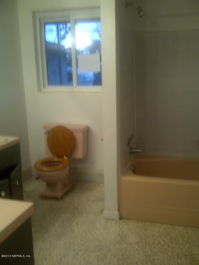5009 Spring Glen Road Jacksonville, FL 32207 - Photo 6 of 16 a bathroom with a toilet and a bathtub