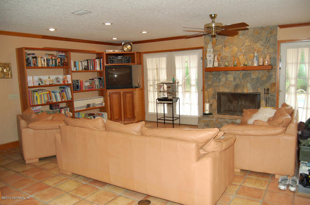 12568 Linjohn Road Jacksonville, FL 32223 - Photo 2 of 14 Living Area