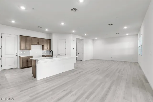 $4,000 | 584 La Vista Acrs Lane, Las Vegas, NV 89138