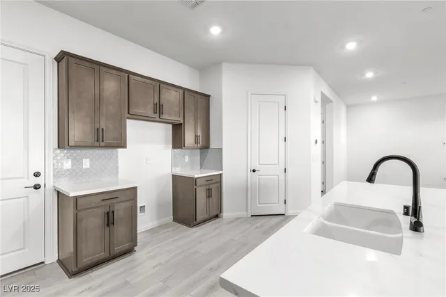 $4,000 | 584 La Vista Acrs Lane, Las Vegas, NV 89138