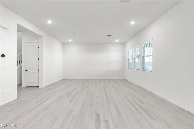 $4,000 | 584 La Vista Acrs Lane, Las Vegas, NV 89138