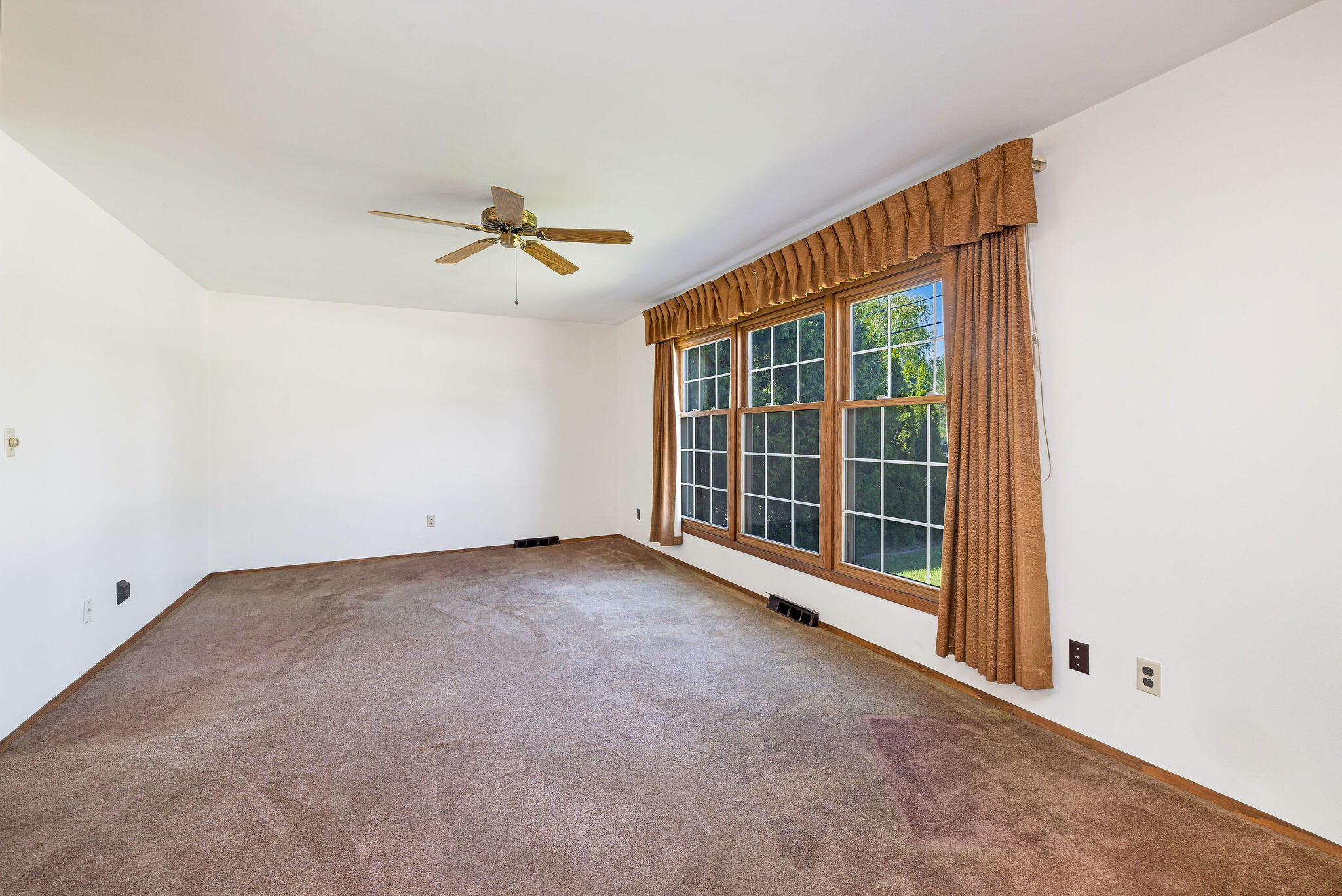 5401 West Cold Spring Road Greenfield, WI 53220 - Photo 3 of 22 223A4133