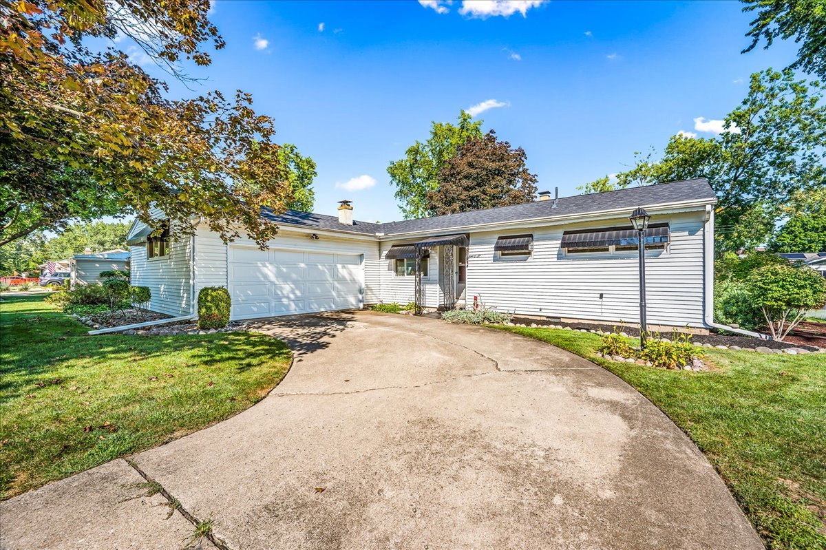 906 Parmon Road Bloomington, IL 61701 - Photo 3 of 25 Gallery Image 3