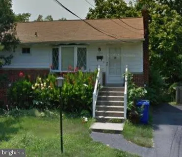a view of a house with backyard and garden