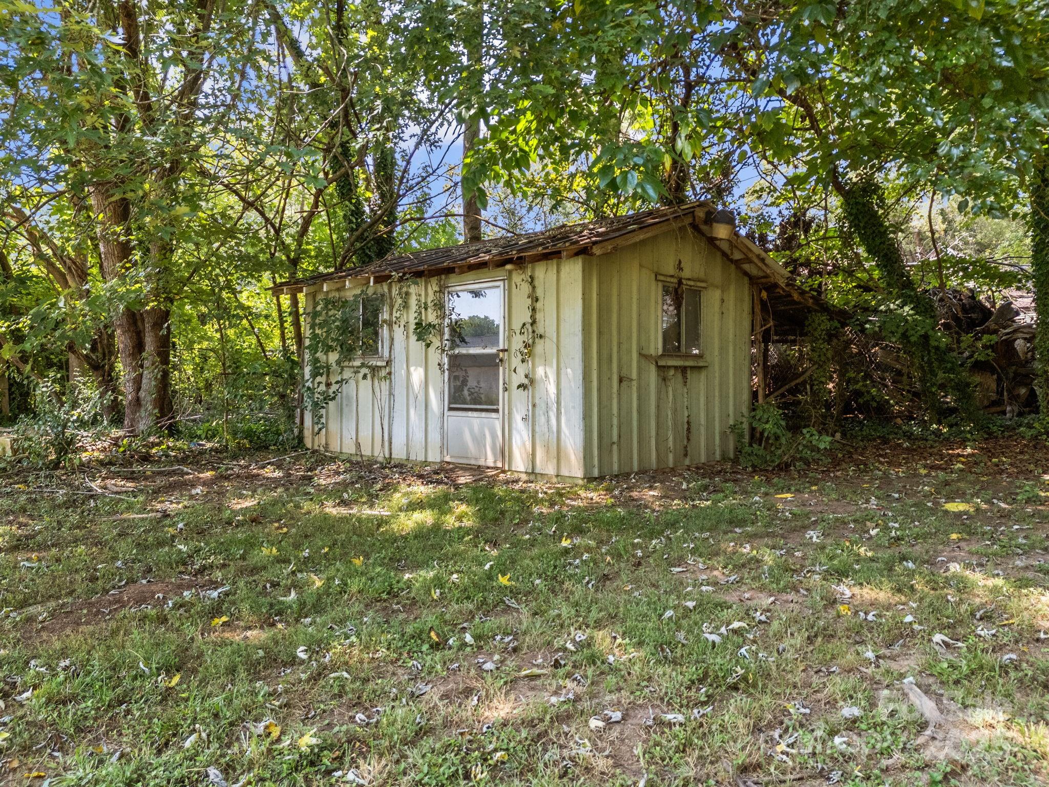 409 Shaver Street Salisbury, NC 28144 - Photo 30 of 39 a backyard of a house with lots of green space