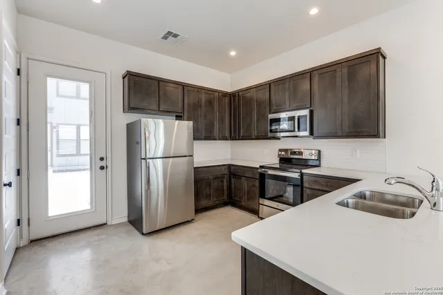 $1,350 | 146 Porter Street, Unit 201, San Antonio, TX 78210