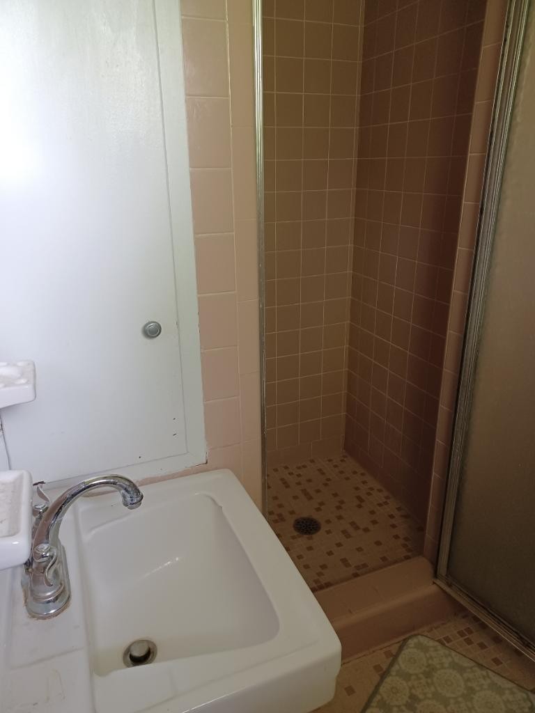 301 Lear Road Portland, TN 37148 - Photo 12 of 19 a bathroom with a tub